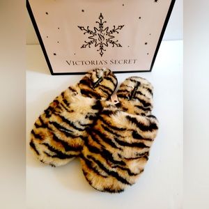 NEW VICTORIA’S SECRET FUZZY SLIPPERS